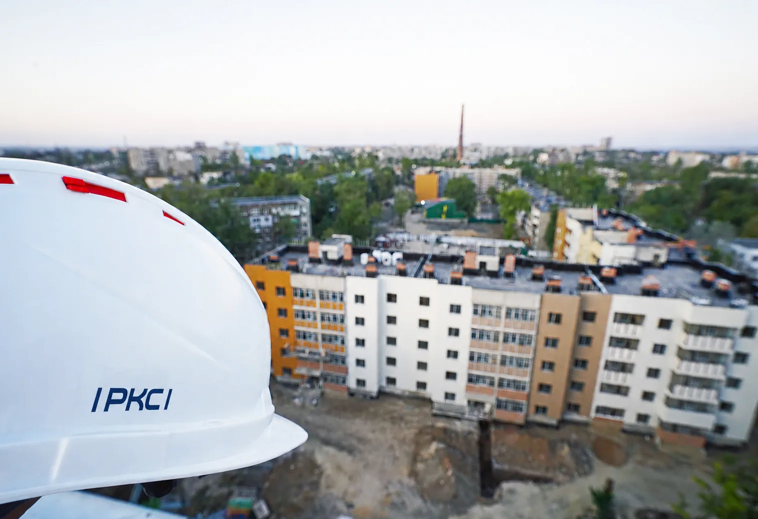 Сотрудник РКС-НР на строительной площадке