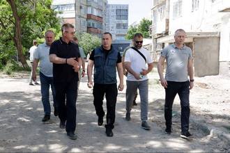 Первый заместитель Председателя Правительства ДНР Дмитрий Бердников провел выездную инспекцию объектов восстановления левобережной части Мариуполя