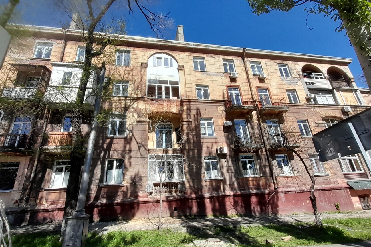 Жилой дом на ул. Артема в историческом центре Мариуполя