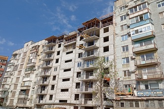 В Мариуполе на проспекте Металлургов продолжается восстановление многоквартирного дома