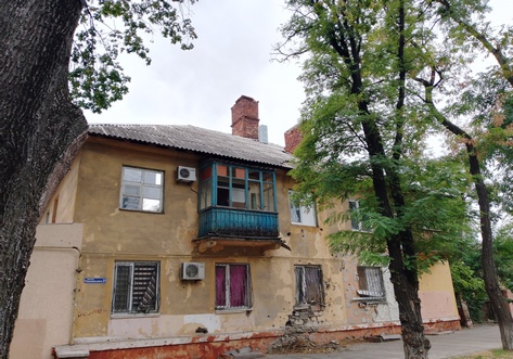 Two-storey residential building in Ordzhonikidze district of Mariupol