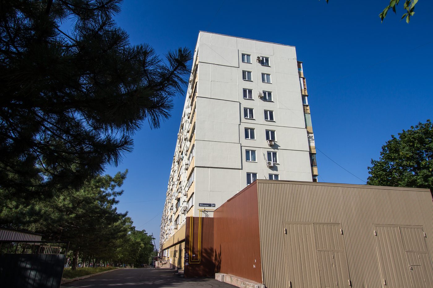 Multi-apartment residential building in the Central district of Mariupol