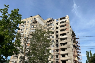 Двенадцатиэтажный дом со сложными разрушениями восстанавливают в Орджоникидзевском районе Мариуполя.