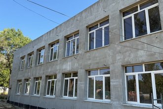 Под руководстом ООО «РКС-НР» выполяются ремонтно-восстановительные работы в здании школы, построенном в 1969 году