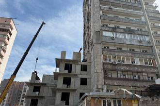 Строители ООО «ИСКРА» под руководством ООО «РКС-НР» продолжают восстановление еще одного многоквартирного дома на проспекте Металлургов в Мариуполе